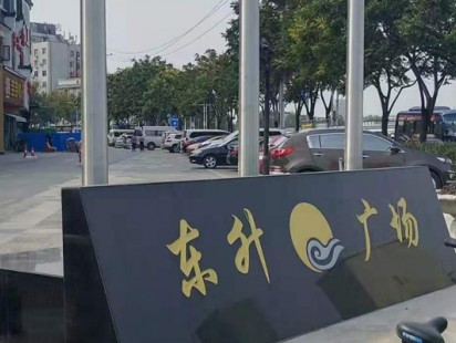 东升广场不锈钢旗杆安装